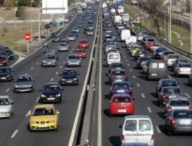 Un accidente complica el tráfico en la M-40