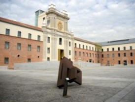Una escultura preside el patio del Conde Duque