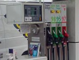 Les roban el coche con su hija dentro en una gasolinera