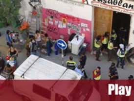 Un detenido durante el desalojo de 'Casablanca'