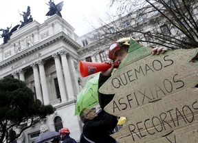 La 'marea de fuego' protesta por la precariedad laboral de los bomberos forestales