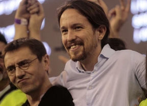 Juan Carlos Monedero y Pablo Iglesias, en la asamblea de Podemos.
