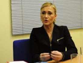 Cifuentes cree, tras visitar el CIE de Aluche, que los internos están 'bien alimentados y atendidos'