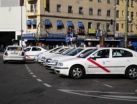 Los taxistas piden enchufes en las paradas