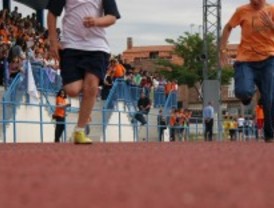 Más de un millar de escolares participan en el IV Encuentro escolar de atletismo en pista