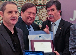 Recurra recibe un premio por su trabajo contra la violencia familiar