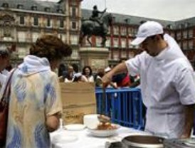 Cientos de madrileños degustan un cocido solidario en la Plaza Mayor