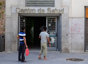 Se cumplen dos años del decreto que dejó sin sanidad pública a 873.000 'sin papeles'