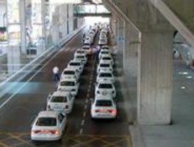La Policía detiene a una pareja acusada de atracar a taxistas