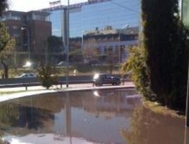 Una charca de aguas residuales junto a dos escuelas en Hortaleza