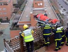 Herido con pronóstico reservado tras precipitarse por un tragaluz