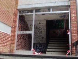 IU denuncia que unos vecinos de San Blas no pueden usar sus casas porque la licencia no llega