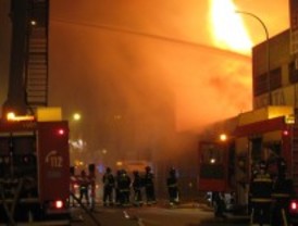 Aparatoso incendio en una nave de Vallecas