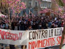 Cientos de jóvenes antifascistas se concentran en Tirso de Molina