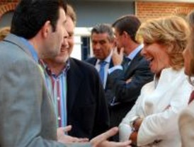 Alcaldes del PP promueven un manifiesto de apoyo a Aguirre frente a Cobo