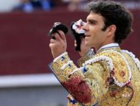 José Tomás se recupera de la cornada y corta tres orejas
