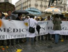 Centenares de médicos y pacientes se concentran en Sol por la calidad asistencial