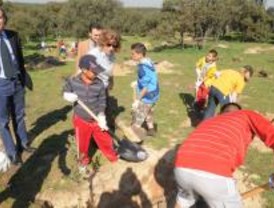 Escolares plantan 250 árboles en la Casa de Campo