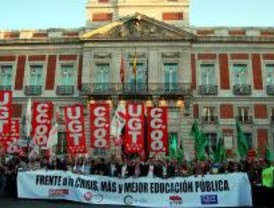 Miles de personas piden a Aguirre que tome 'buena nota' en la enseñanza