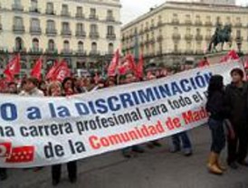 UGT y CCOO abandonan el encierro y se suman a la manifestación en Sol de los funcionarios