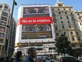 Una lona gigante en Gran Vía con publicidad del PSOE