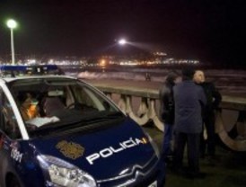 Hallan el cadáver de uno de los policías que se lanzó al mar a rescatar a un joven