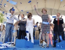 Aguirre se lleva a su perro al mitin de Valdemoro para animar a votar 'a la gran familia' del PP