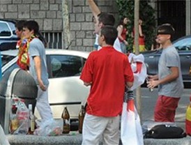Los hosteleros piden bajar la edad de acceso a los bares para luchar contra el botellón