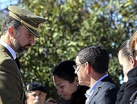 El Príncipe preside un funeral lleno de dolor y emoción por los cinco militares muertos