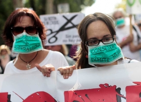 Los enfermeros documentan las irregularidades en el caso del ébola e insisten en la dimisión del consejero