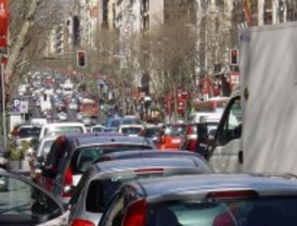 Las retenciones dificultan el tráfico matinal