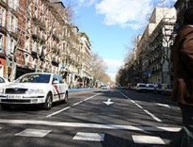 Un motorista resulta herido grave al colisionar contra la parte trasera de un taxi