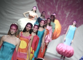Las estrambóticas figuras de Agatha Ruiz de la Prada, protagonistas en la pasarela madrileña