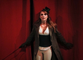 Cristina Castaño protagoniza 'El lenguaje de tus ojos' de Pierre de Marivaux en la Naves del Español.