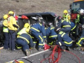 Dos heridos al alcanzar un camión a un coche en la M-50
