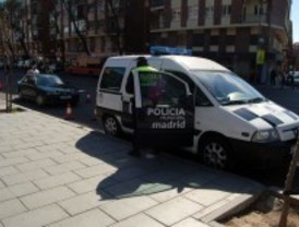 Detenidos por sustraer prendas de ropa y botellas de whisky de dos establecimientos comerciales