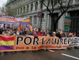 Cibeles acoge una manifestación por la III República
