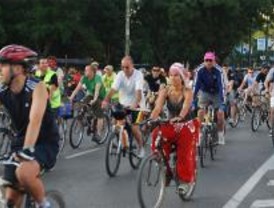 Un millar de disfraces en bici contra la contaminación