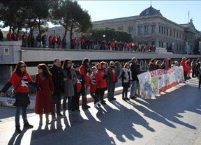 Una cadena humana abraza el teatro Fernán Gómez