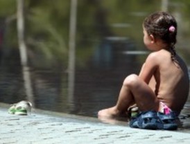 Un bar con tumbonas abre en la 'playa' de Madrid Río