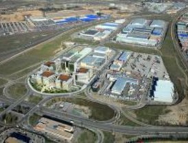 Un socavón corta una de las principales entradas a Coslada