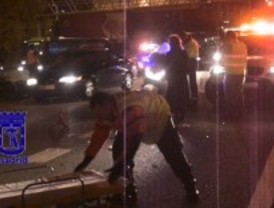 Un motorista herido grave tras chocar contra un vehículo estacionado