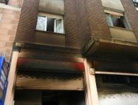 Dos heridos leves tras incendiarse un local en Santa Engracia