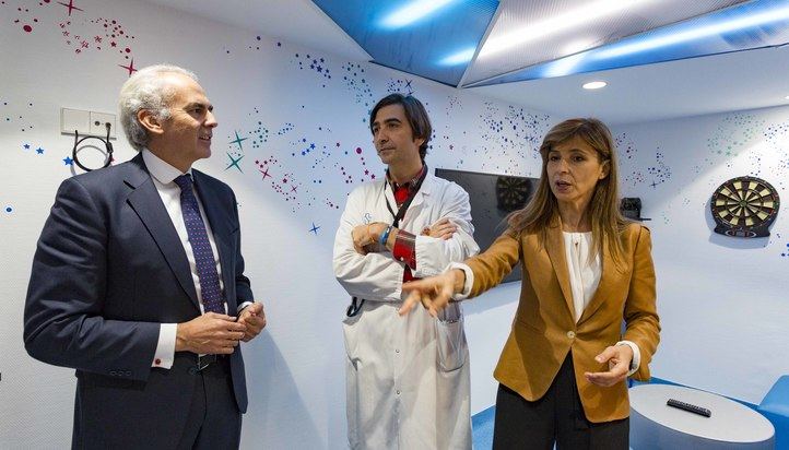 Enrique Ruiz Escudero, consejero de Sanidad, visita la unidad de Terapias Avanzadas para el tratamiento del cáncer infantil en el hospital La Paz.