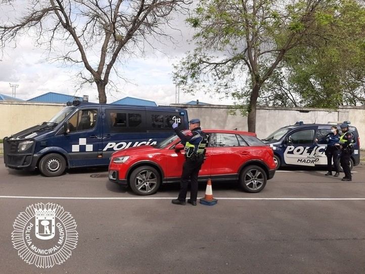 Un conductor intenta atropellar a varios agentes en la Cañada