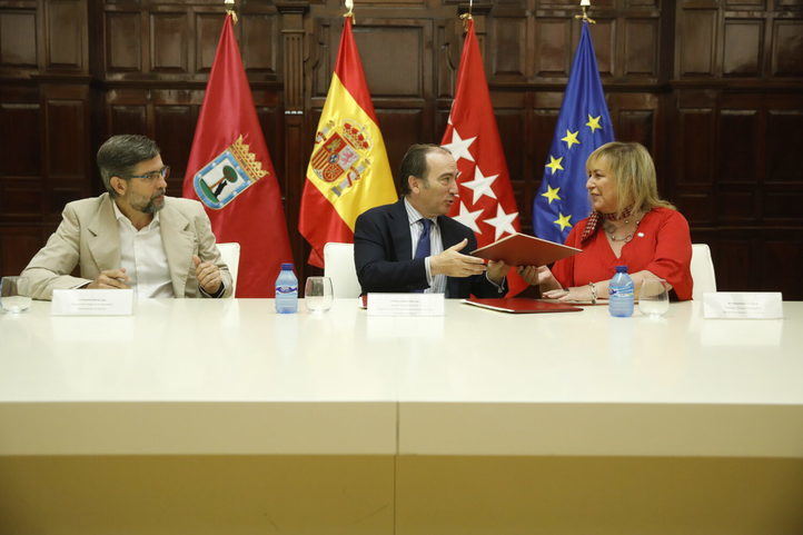 Borja Carabante firma el acuerdo con el Colegio de Administradores de Fincas