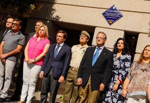 Descubrimiento de la placa en recuerdo de las víctimas de ETA en el atentado de la plaza de Ramales