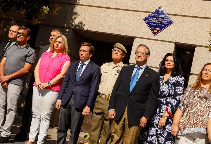 Descubrimiento de la placa en recuerdo de las víctimas de ETA en el atentado de la plaza de Ramales