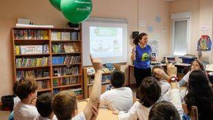Pequeños recicladores de vidrio en el colegio Tirso de Molina