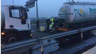 La pérdida de aceite reciclado de un camión cisterna provoca un atasco en la M-50 a la altura de Las Rozas